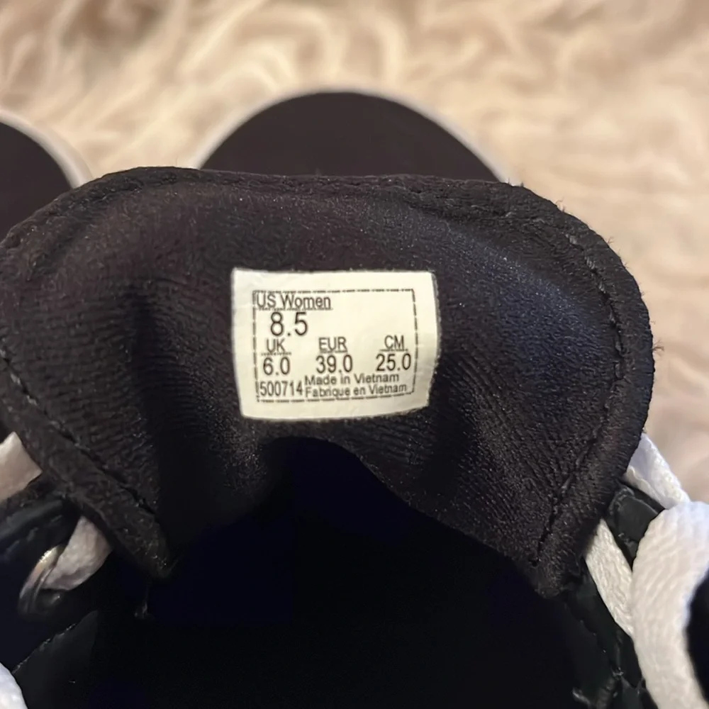 Vans Women's Black and White Lace-Up Shoes - Picture 4 of 6